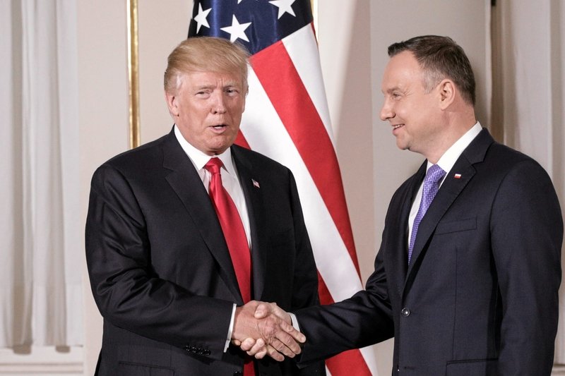 Prezydenci Trump i Duda podczas wizyty przywódcy USA w Polsce latem 2017 roku.