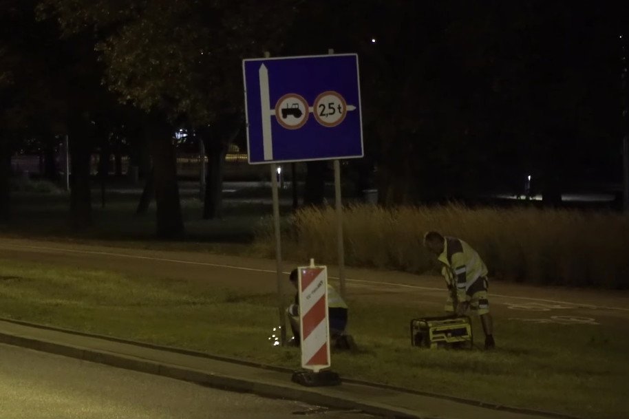 Tak odpiłowano jeden ze znaków.