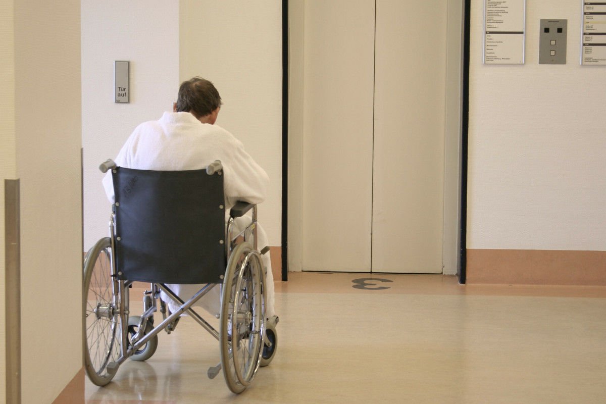 "Świąteczni dziadkowie" już wypełniają szpitalne sale. Tak przed Bożym Narodzeniem porzucają ich najbliżsi. Zdjęcie poglądowe.