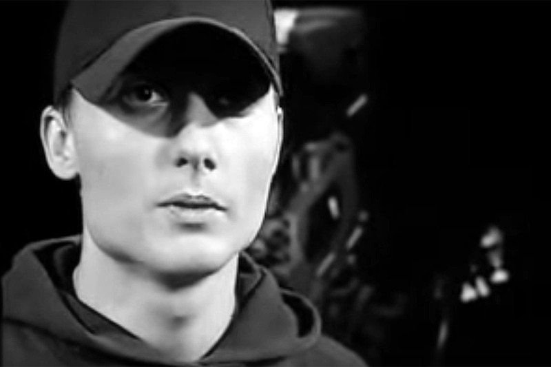 Piotr Łuszcz, czyli Magik związany był z dwoma wielkimi zespołami hip-hopowymi: Kalibrem 44 oraz Paktofoniką.