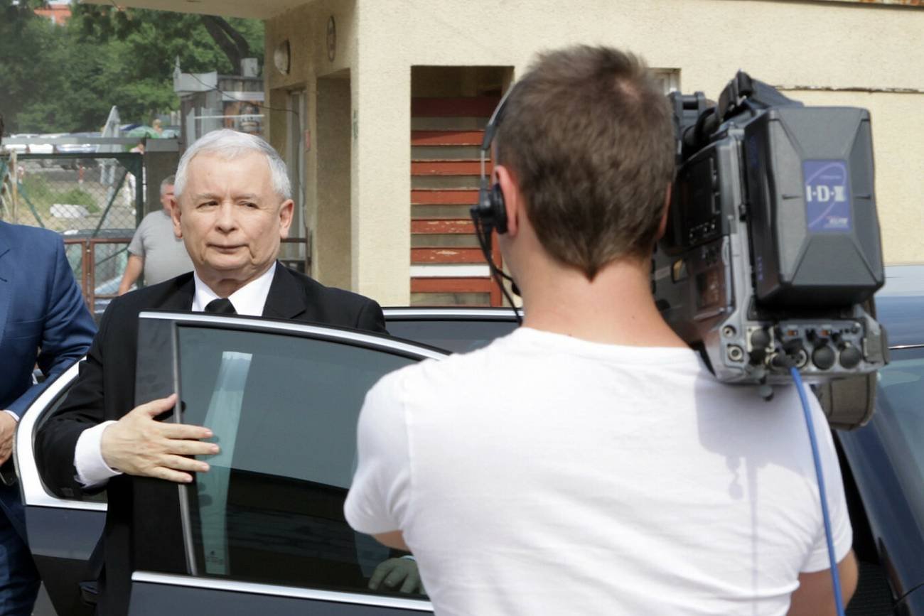 Klapa zrzutki na nowy film o prezesie PiS Jarosławie Kaczyńskim. Prezes PiS Jarosław Kaczyński przed kamerą filmową.