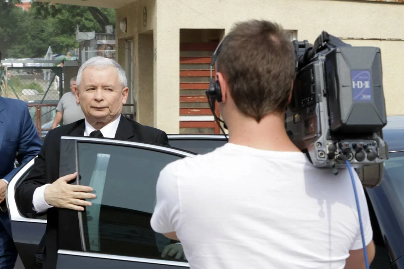 Prezes PiS Jarosław Kaczyński przed kamerą filmową.