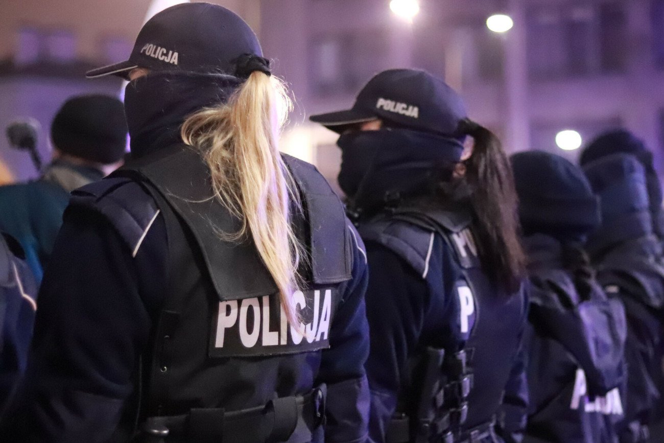 policjantki patrol na ulicy