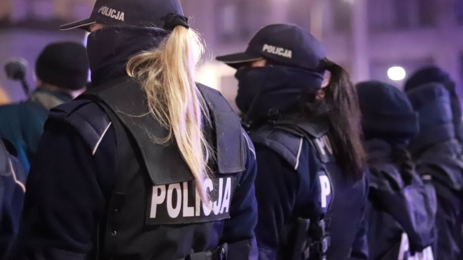 Media: Naczelnik Wydziału Prewencji Komendy Wojewódzkiej Policji w Białymstoku klepnął w pośladki pracownicę policjantki patrol na ulicy