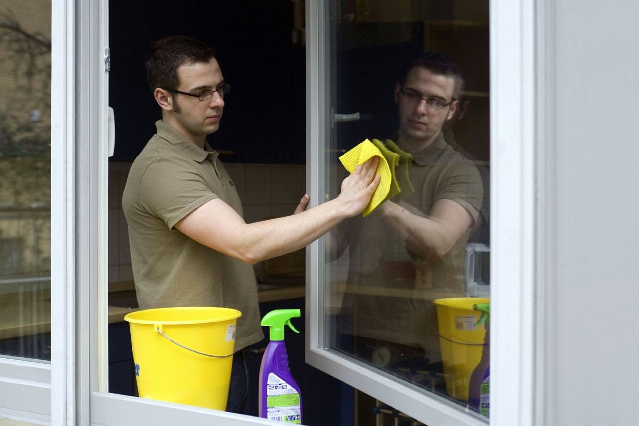 Czy w Wielką Sobotę można gotować i sprzątać? Co wolno, a czego nie wolno robić? Mycie okien i sprzątanie w Wielką Sobotę.