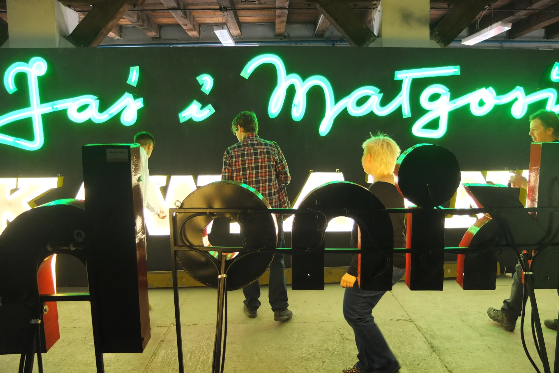 "Jaś i Małgosia" - słynny warszawski neon uratowany i odnowiony przez Muzeum.