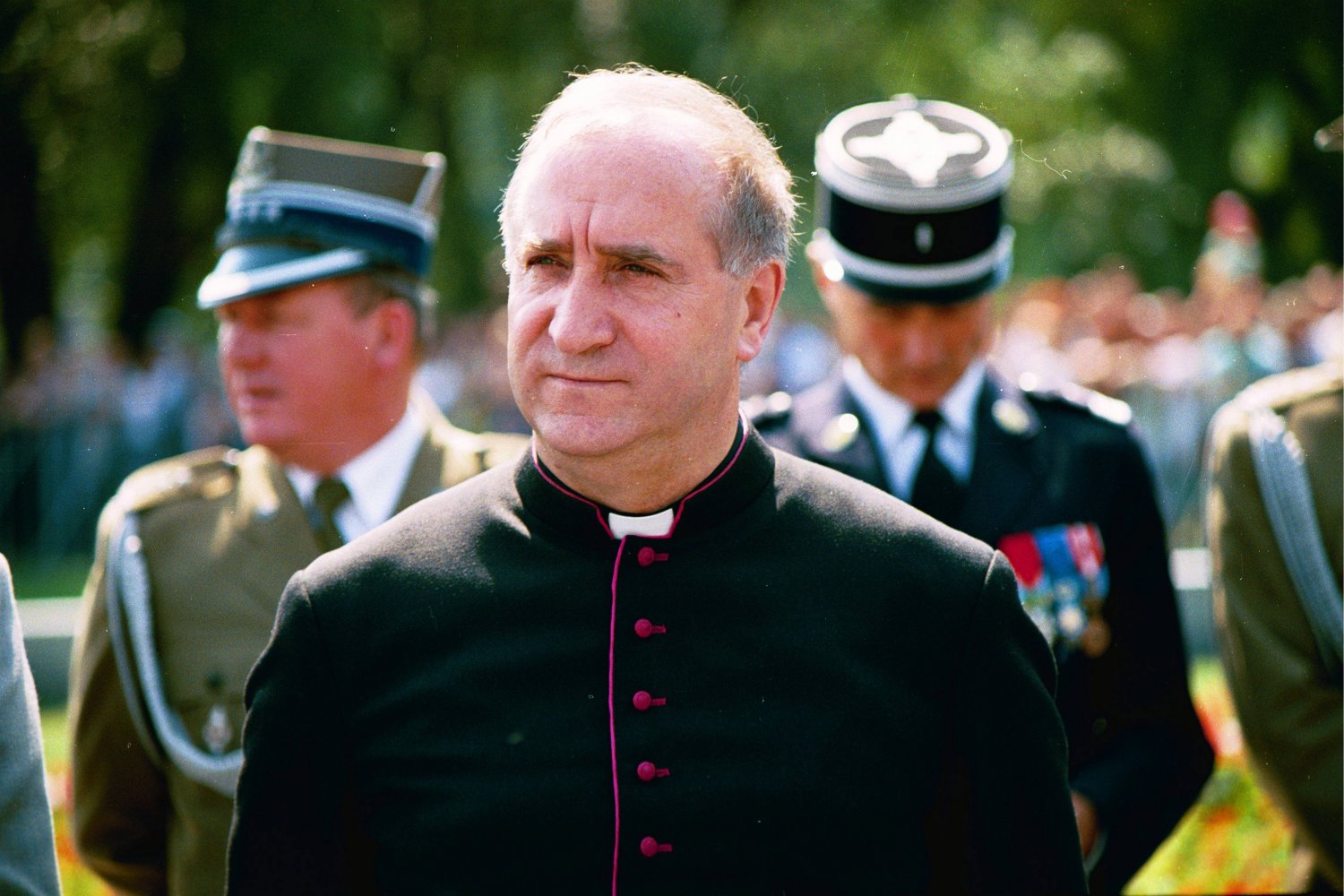 Ks. Franciszek Cybula, kapelan prezydenta Lecha Wałęsy. Zdjęcie z roku 1993 z uroczystości przed Grobem Nieznanego Żołnierza.