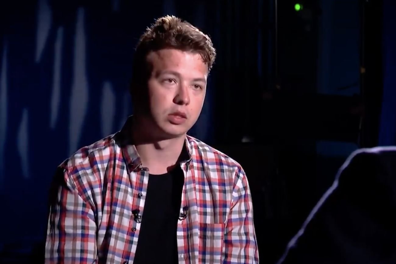 Białoruska telewizja państwowa ONT pokazała rozmowę z dziennikarzem Ramanem Pratasiewiczem.