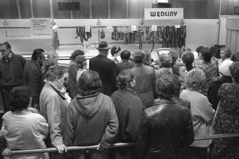 Polacy chcą powrotu części praktyk z czasów PRL-u. Oczekują, że rząd da im pracę.