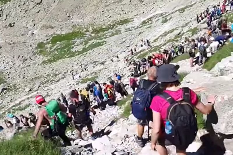 Kolejka na szlaku na Rysy jest oblężona.