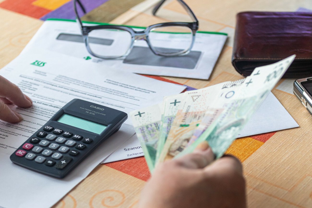 Fot. Arkadiusz Ziolek/East News. n/z Obliczenia wysokosci emerytury.