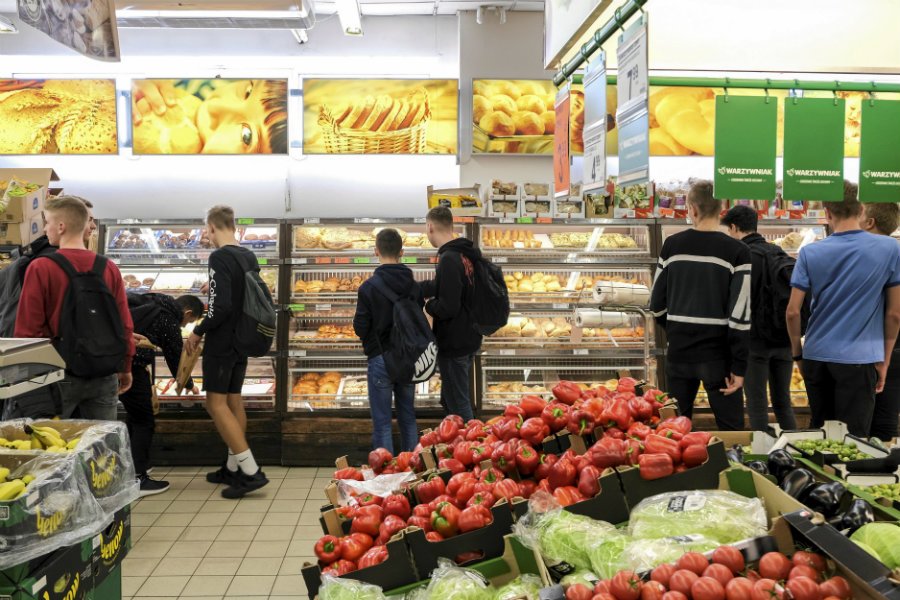 Biedronka zachęca do podejmowania pracy w swoich sklepach. Kusi podwyżkami.