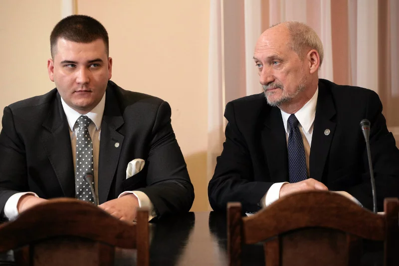 Co Macierewicz ma do ukrycia w sprawie Misiewicza? Posiedzenie sejmowej komisji obrony zostało zamknięte dla mediów