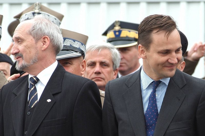 Radosław Sikorski dobrze poznał Antoniego Macierewicza. Nie szczędzi mu słów krytyki.