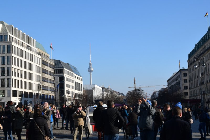 Na Unter den Linden - najbardziej reprezentacyjnej ulicy Berlina - polska ambasada wystawiła billboard promujący Polskę, na którym roi się od błędów.