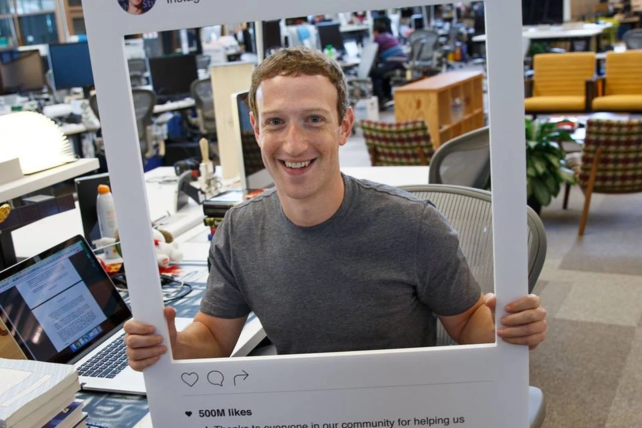 To zdjęcie dowodzi, że Mark Zuckerberg, twórca Facebooka, traktuje poważne względy cyberbezpieczeństwa