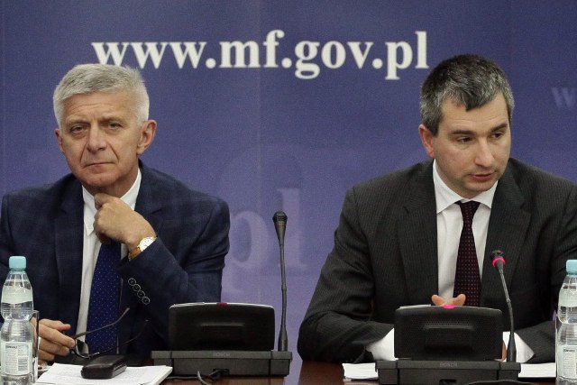 Minister finansów Mateusz Szczurek (z prawej) nie sądzi, by frankowicze potrzebowali obecnie chroniącej ich ustawy