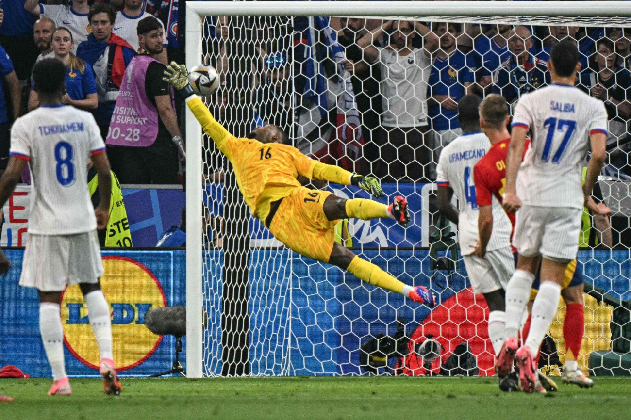 Piłka wpada do siatki po fantastycznym strzale Lamine Yamala