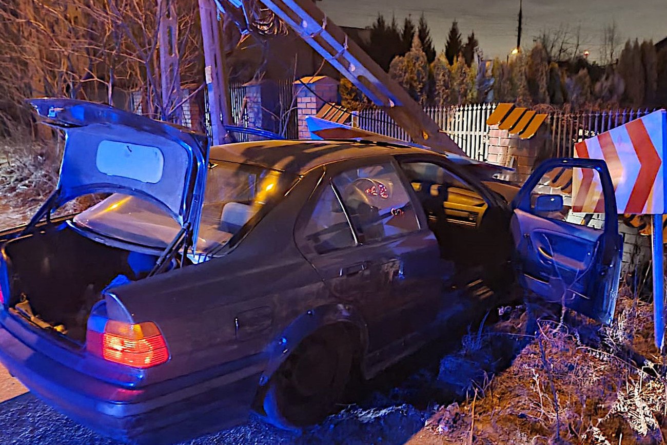 Uciekał bmw przed policją i uderzył w słup.