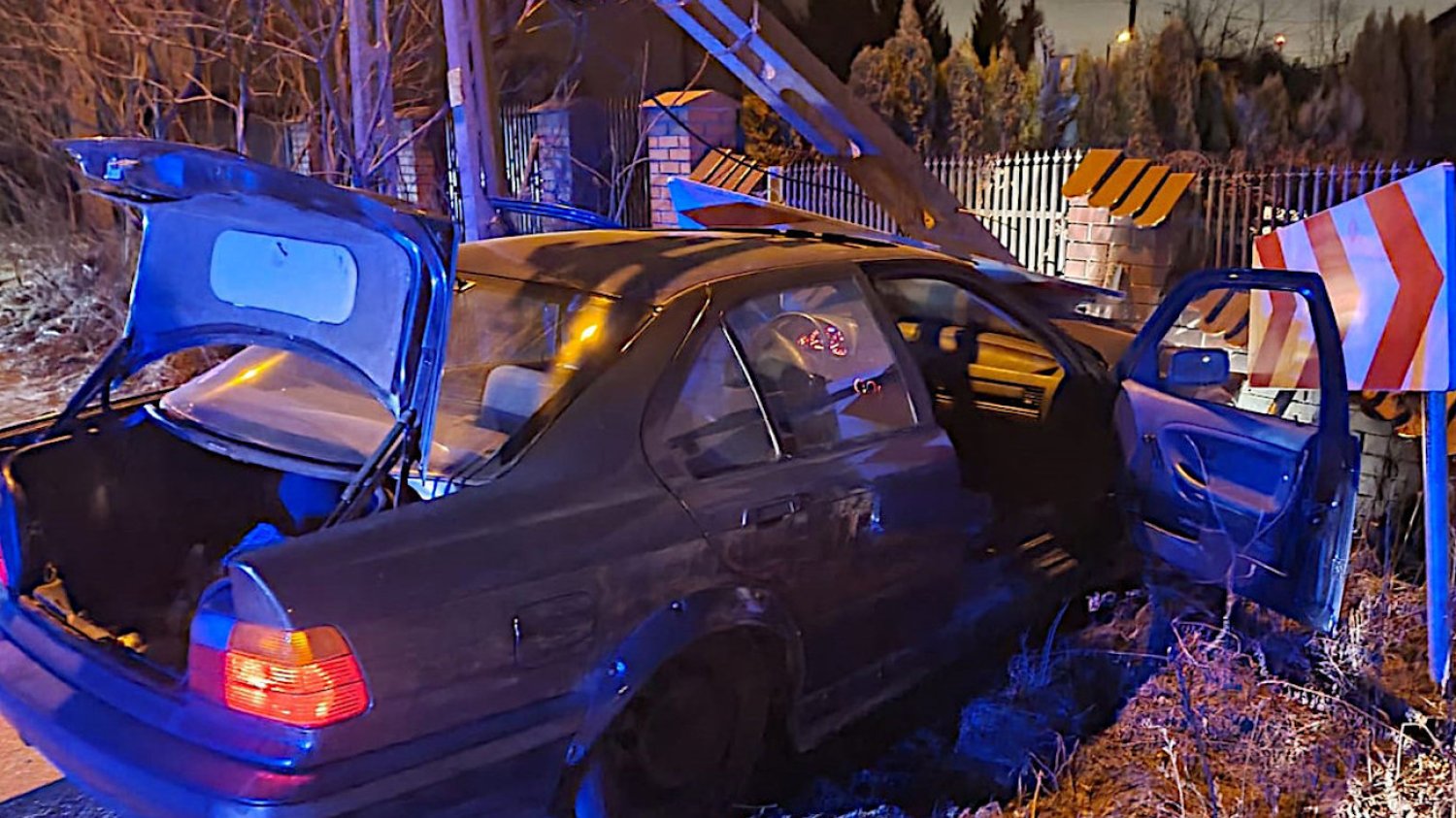 Uciekał bmw przed policją i uderzył w słup.