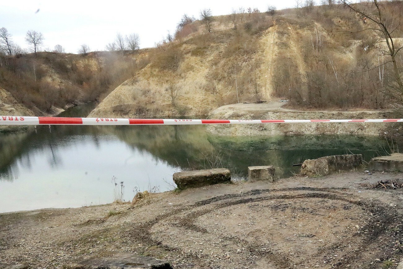 Zbiorniku wodny w wyrobisku po dawnym kamieniołomie w Raciborowicach Dolnych