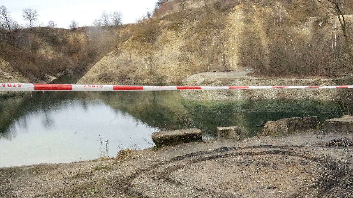 Zbiorniku wodny w wyrobisku po dawnym kamieniołomie w Raciborowicach Dolnych