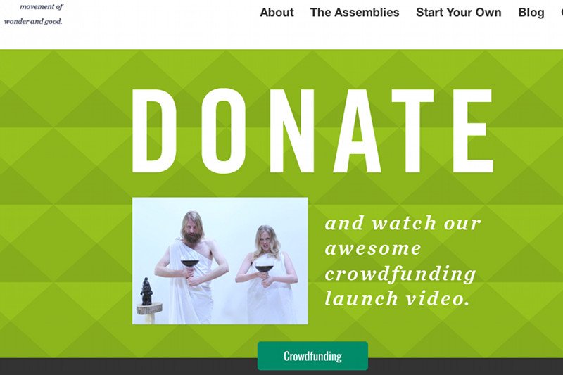 Na zdjęciu widoczni komicy, którzy utworzyli "Sunday Assembly". Na swoją działalność zbierają fundusze