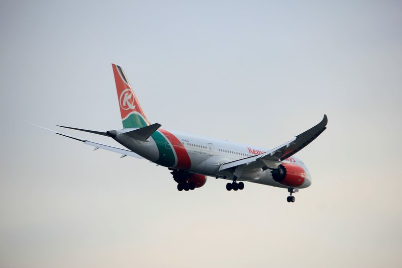 Imigrant ukrył się w podwoziu samolotu linii Kenya Airways.