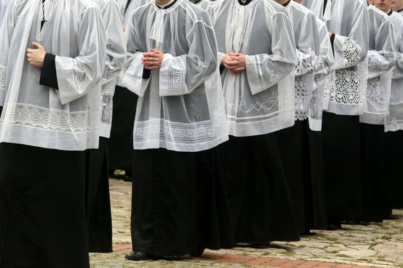 Ks. Krystian K. usłyszał zarzuty! W jego mieszkaniu zmarł młody mężczyzna