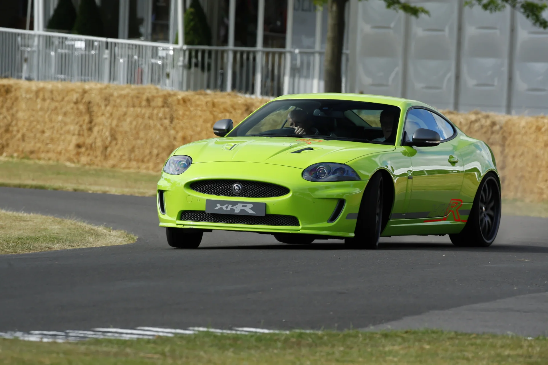 Inzynier Mike Cross za kierownicą Jaguara XKR w Goodwood. Jego kalibracji podwozia można zaufać.