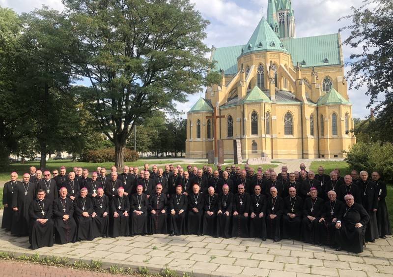 Zdjęcie biskupów oburzyło użytkowników Twittera. Księża nie pamiętali o maseczkach i dystansie.