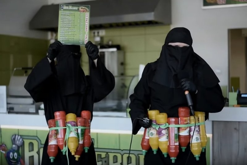 Kontrowersyjna reklama została nakręcona z okazji pierwszych urodzin baru.