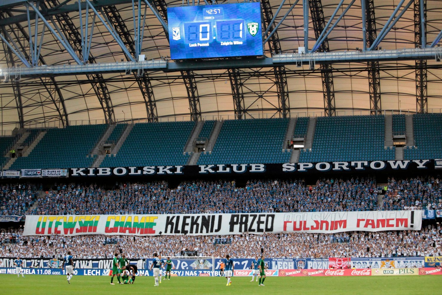 Transparent wywieszony przez kibiców poznańskiego Lecha