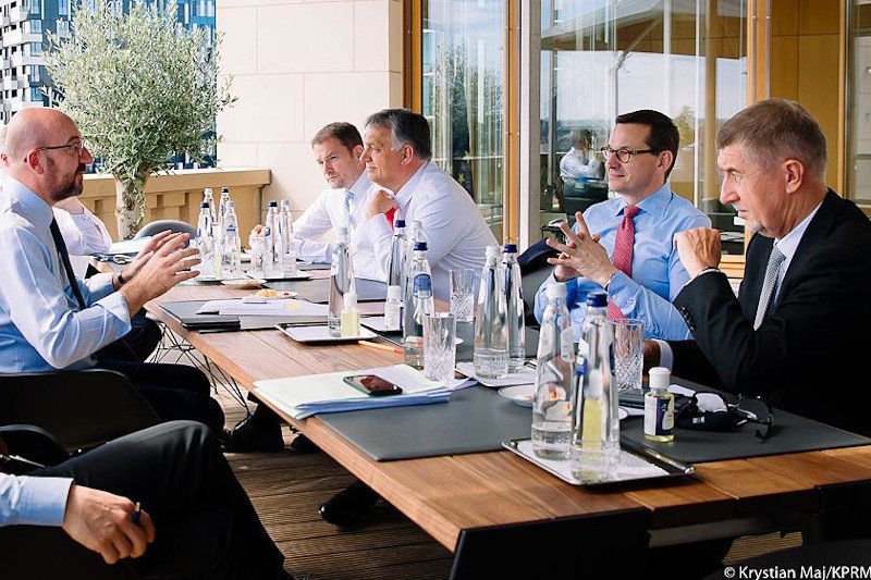 Podczas szczytu UE przywódcy negocjowali ws. budżetu na odbudowę gospodarki po pandemii. Ogłoszono przerwę w obradach.