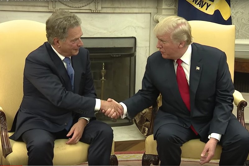 Donald Trump podczas spotkania z prezydentem Finlandii zrobił coś bardzo dziwnego. I wszystko się nagrało.