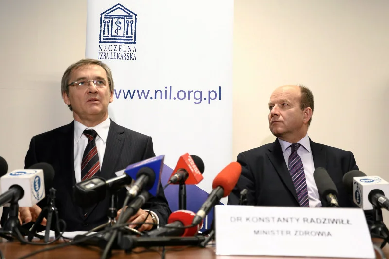 Prezes Naczelnej Rady Lekarskiej Maciej Hamankiewicz i minister zdrowia Konstanty Radziwiłł.