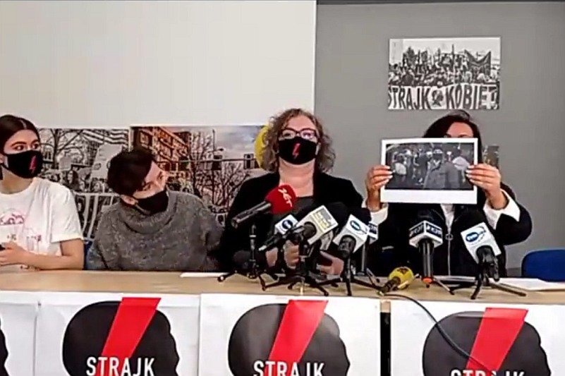 Ogólnopolski Strajk Kobiet zapowiedział, że będzie upubliczniał wizerunki policyjnych tajniaków. Ogólnopolski Strajk Kobiet zapowiedział, że będzie upubliczniał wizerunki policyjnych tajniaków, którzy bili kobiety.