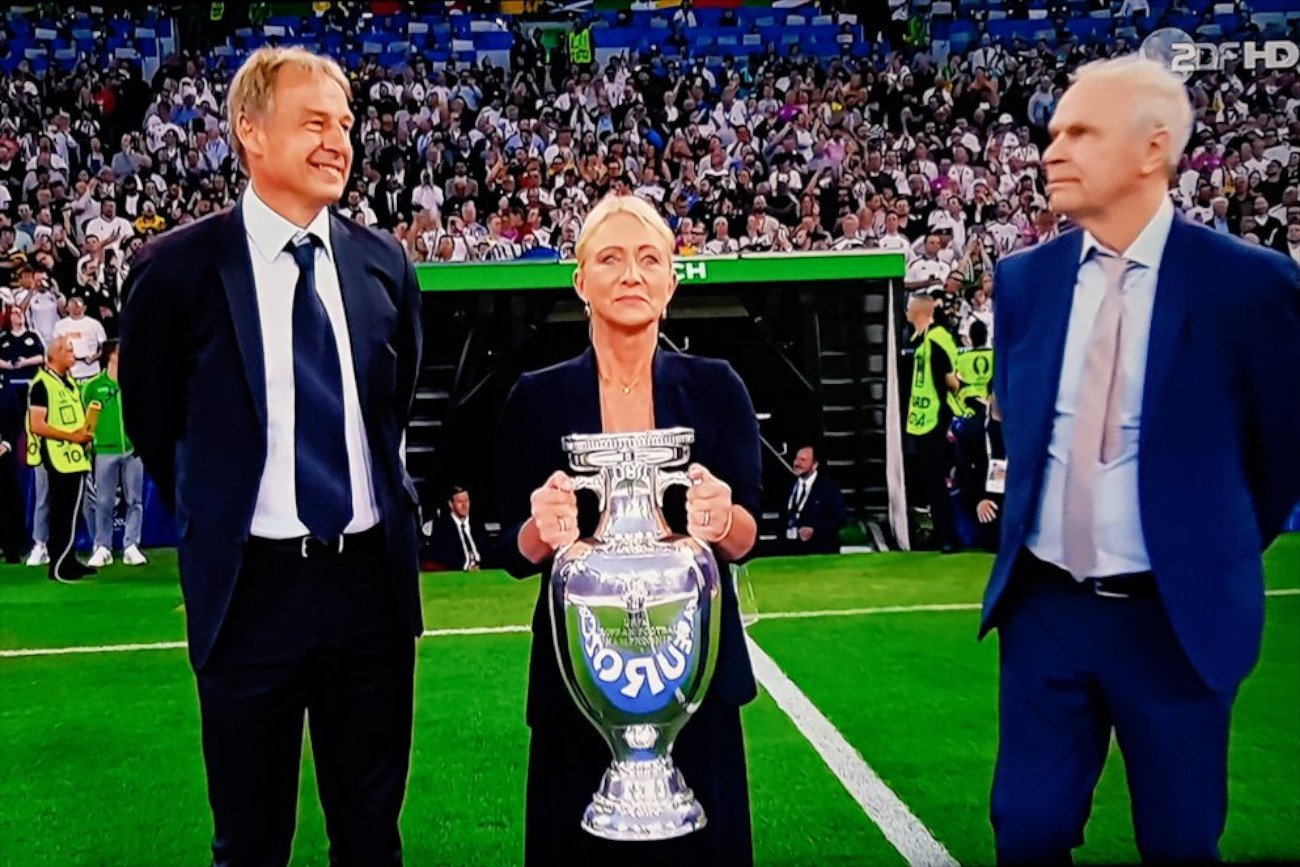 Heidi Beckenbauer z pucharem. Wzruszający moment przed meczem otwarcia Euro