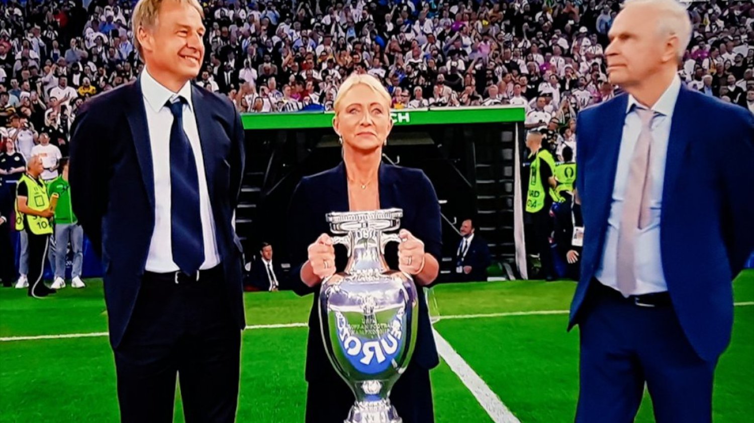 Wzruszający moment na starcie Euro. Tak przed meczem otwarcia oddali hołd Beckenbauerowi Heidi Beckenbauer z pucharem. Wzruszający moment przed meczem otwarcia Euro