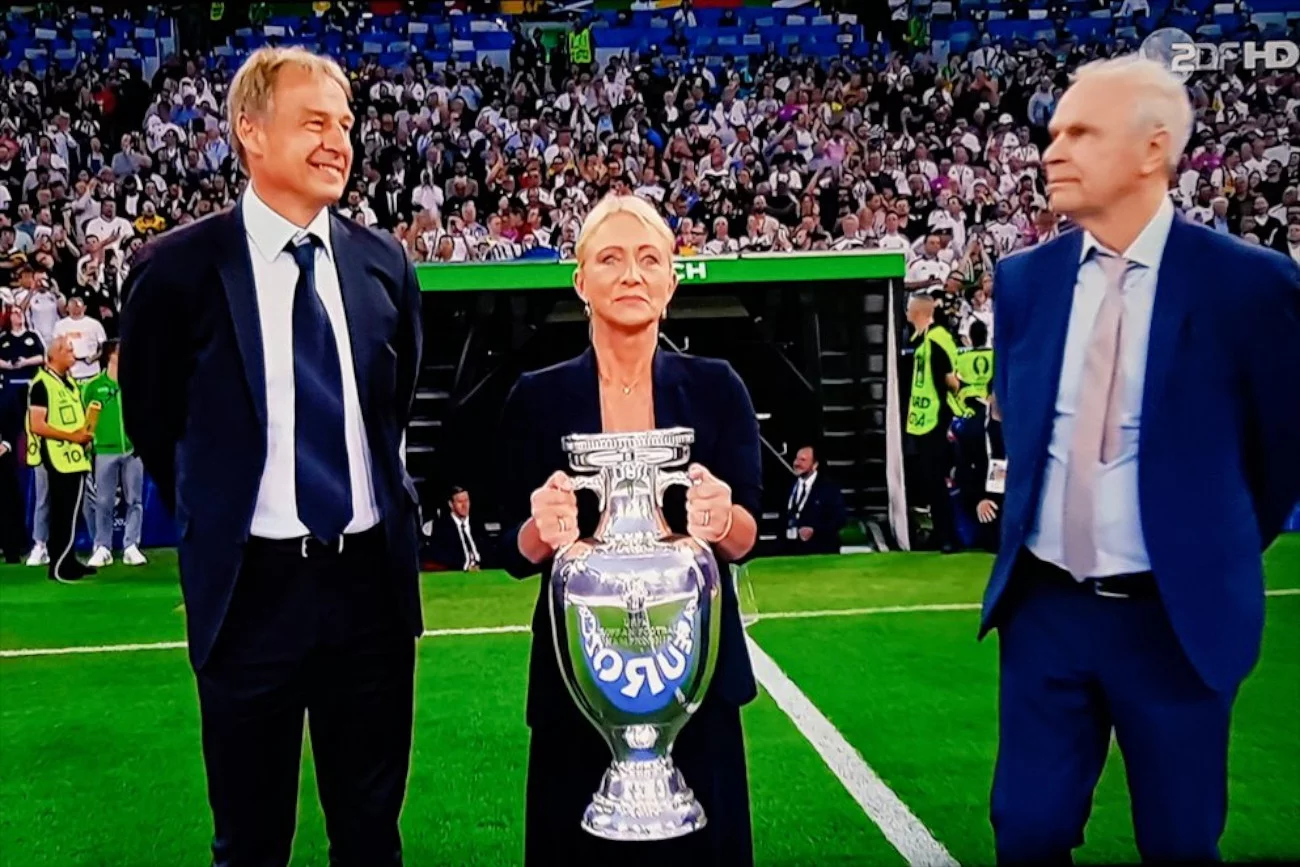 Heidi Beckenbauer z pucharem. Wzruszający moment przed meczem otwarcia Euro