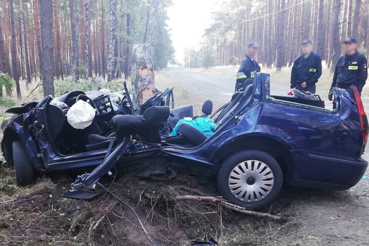 Wypadek pod Krosnem Odrzańskim: mąż zginął, żona całą noc czekała na pomoc. Niestety – nie udało się jej uratować.