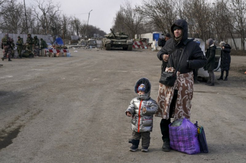Ukraiński policjant zadeklarował, że odda się do rosyjskiej niewoli po ewakuowaniu dzieci z Mariupola