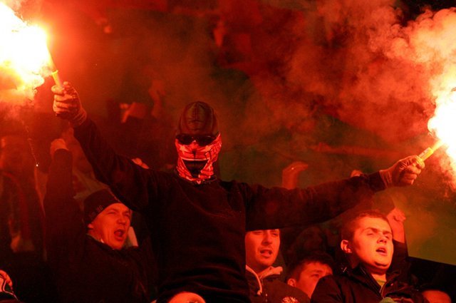 Zachowanie kibiców podczas meczu. Fot. Mieczysław Michalak / Agencja Gazeta