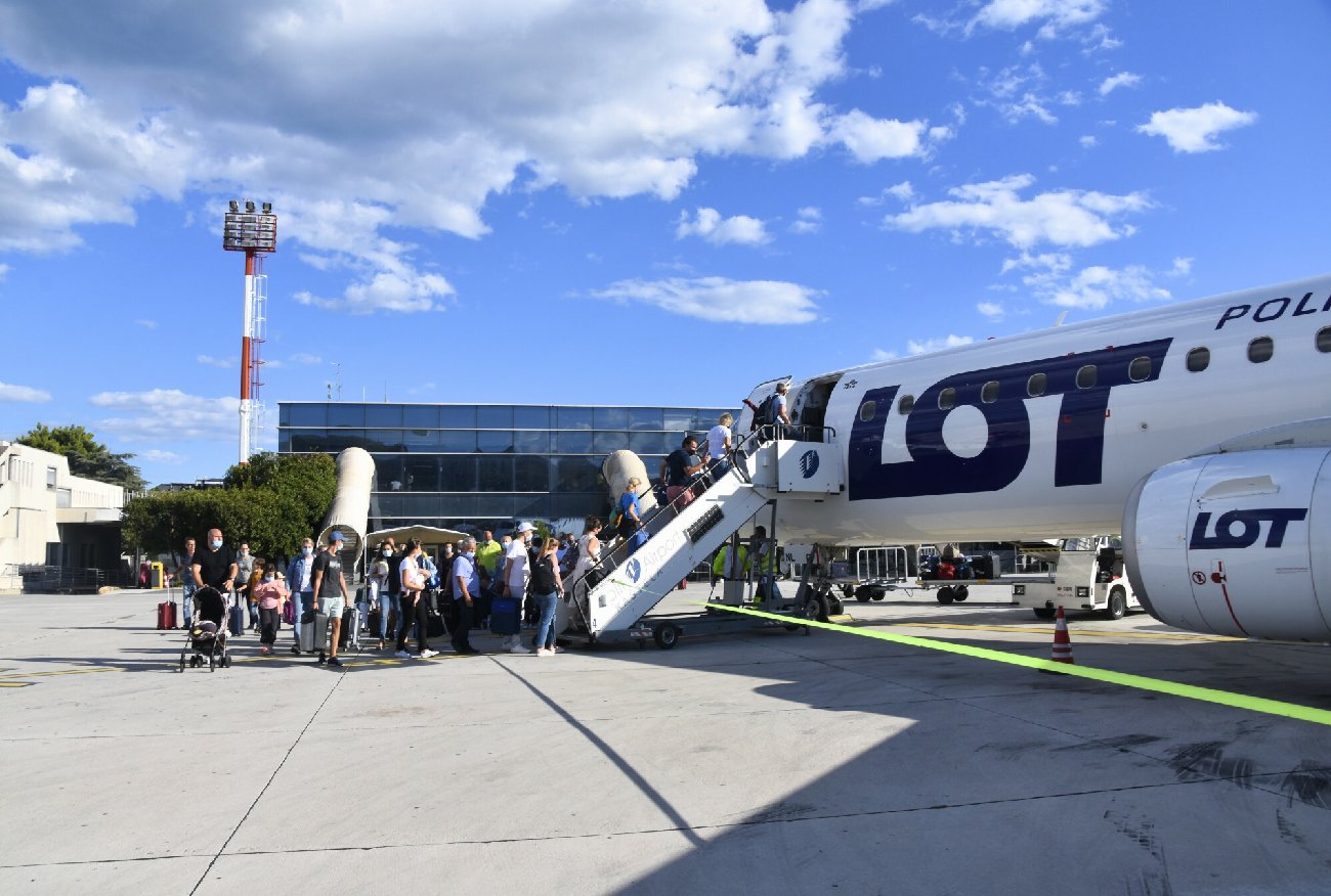 Chiny. Pierwszy przypadek wariantu Omikron wykryty u Polaka.