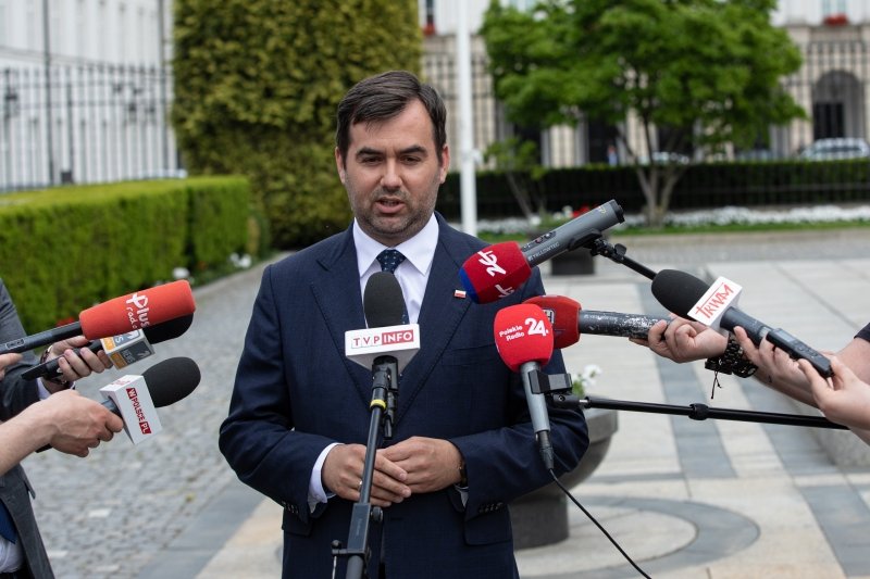 Błażej Spychalski podsumował spotkanie Andrzeja Dudy z Bartem Staszewskim. Błażej Spychalski podsumował spotkanie Andrzeja Dudy z Bartem Staszewskim.