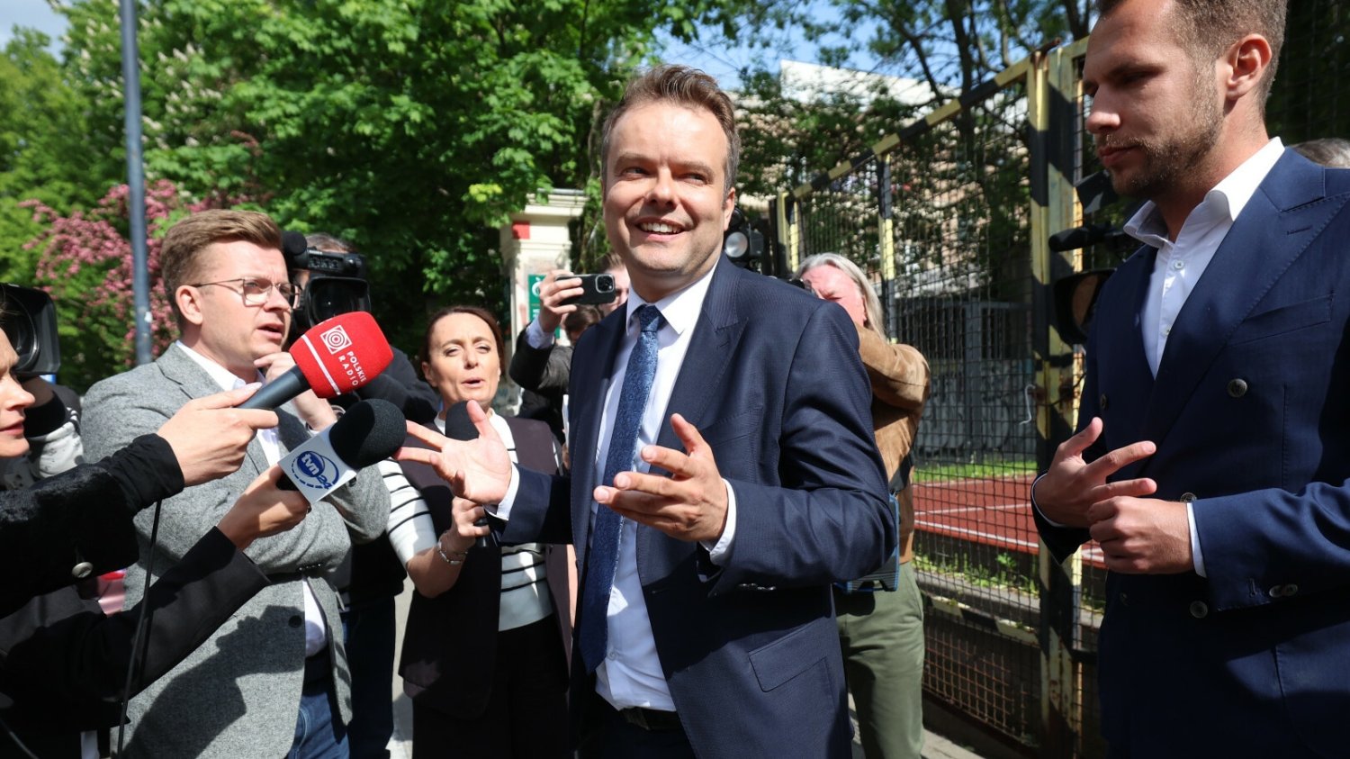 Dziwne zachowanie Nawrockiego i jego sztabowców. Kto dostanie kawalerkę?
