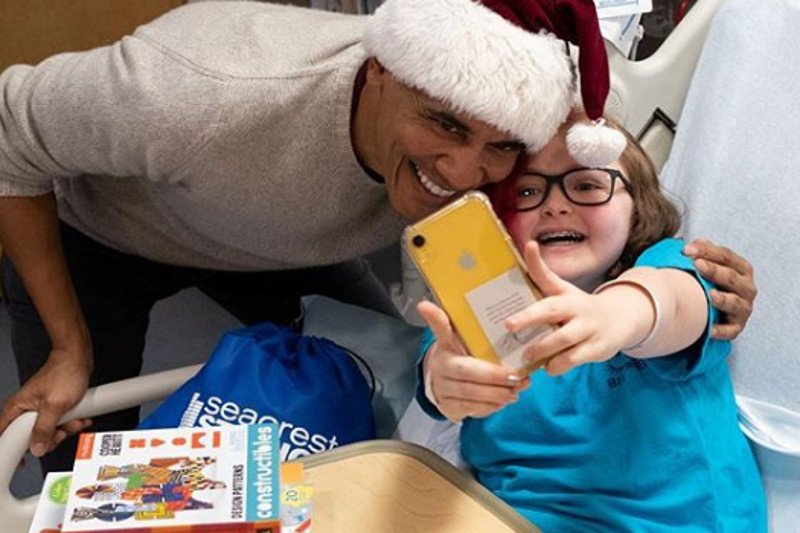 Były prezydent Barack Obama odwiedził chore dzieci w szpitalu.