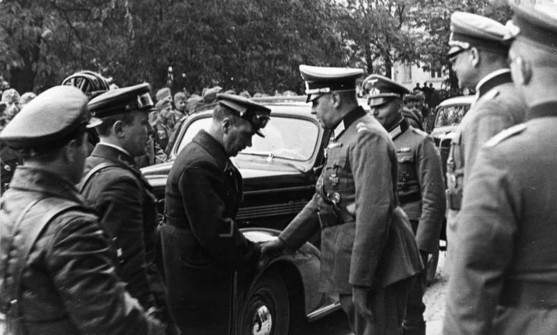 Uścisk dłoni oficerów Wehrmachtu i Armii Czerwonej w Lublinie, wrzesień  1939.