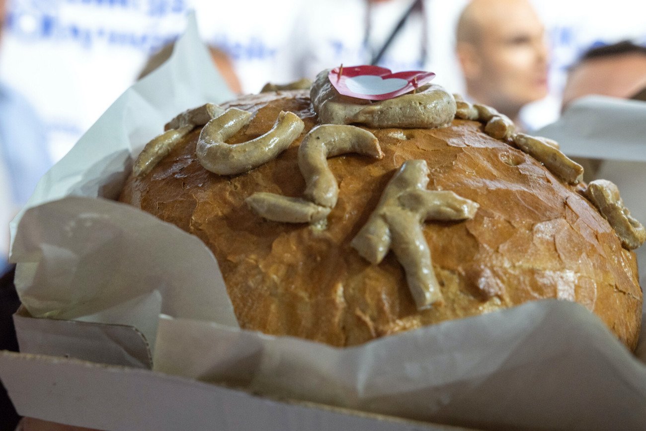 Chleb z napisem "Donald Tusk" na konwencji Koalicji Obywatelskiej w Tarnowie (09.09.2023).