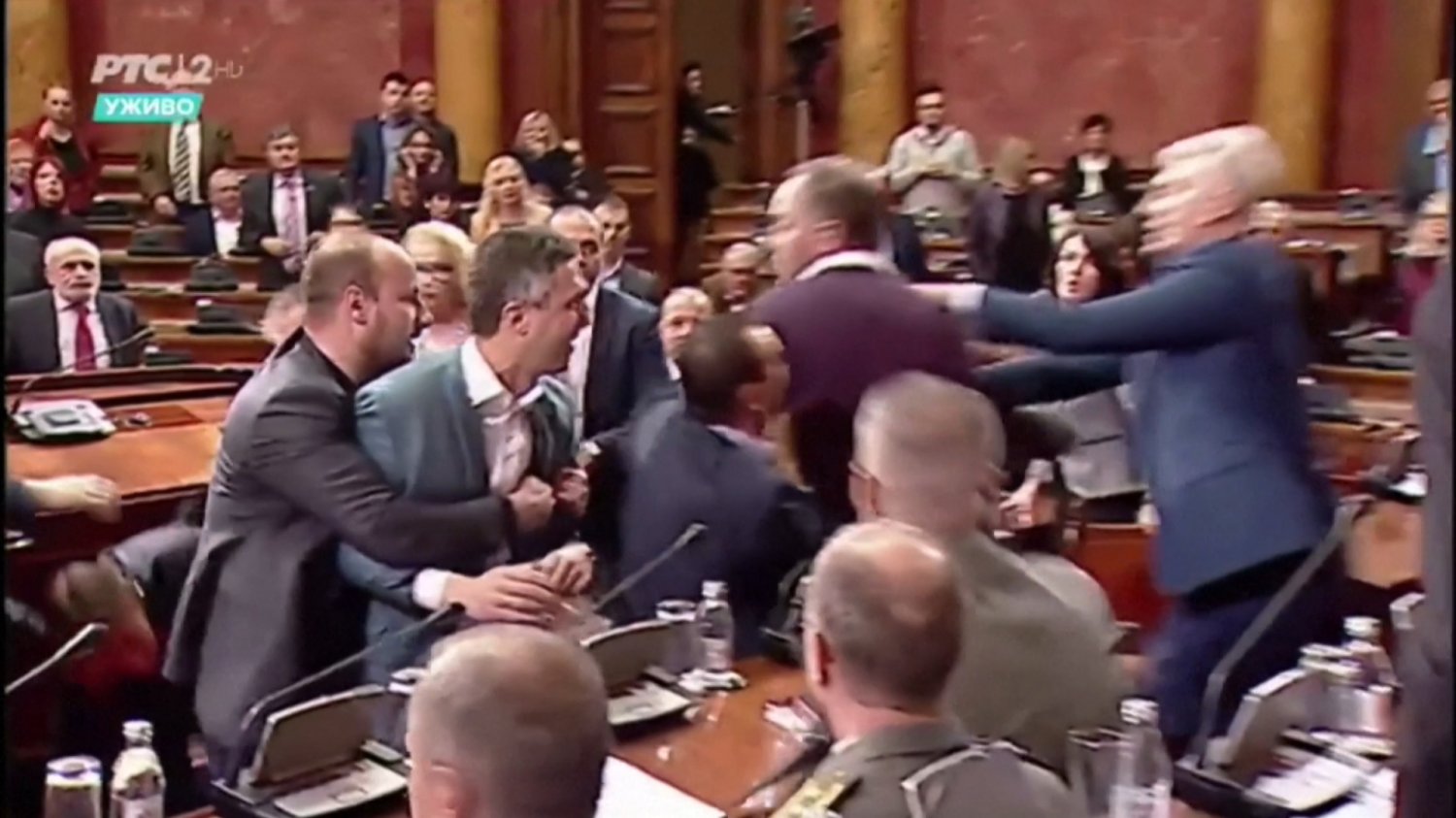 bójka w serbskim parlamencie